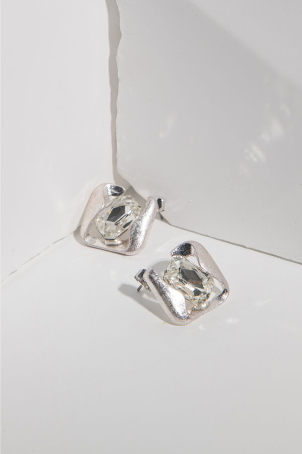 METAL SQUARE POINT STUD EARRINGS