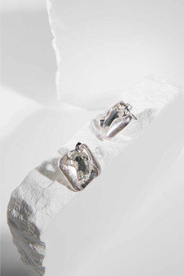METAL SQUARE POINT STUD EARRINGS