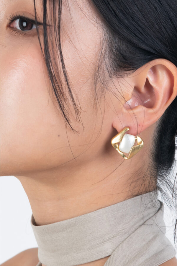METAL SQUARE POINT STUD EARRINGS